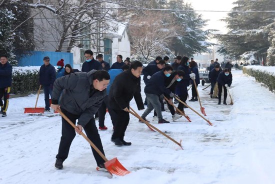 中國船舶風(fēng)帆公司積極組織掃雪，確保員工出行安全